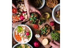 Image Healthy plant-based meal with bread, chickpeas, avocado and fresh vegetables